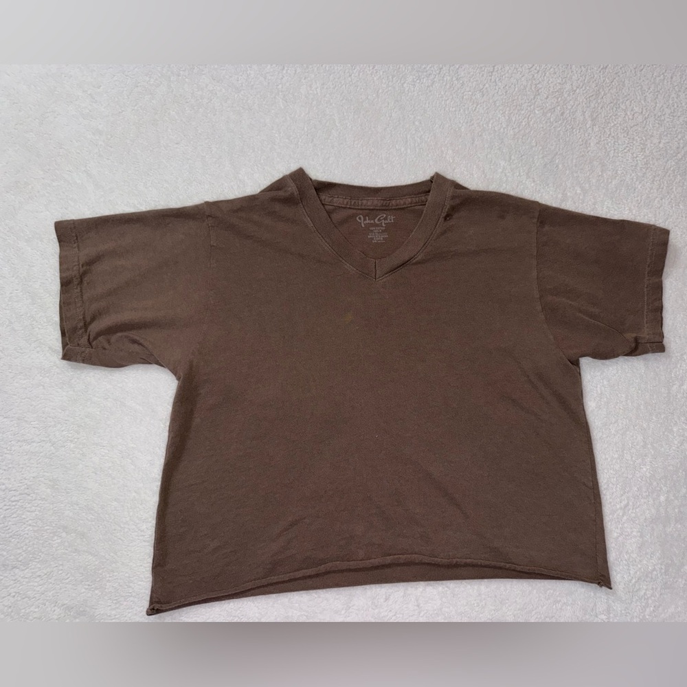 CUTE BASIC SHORT SLEEVE TOP!! slightly worn. BROWN.